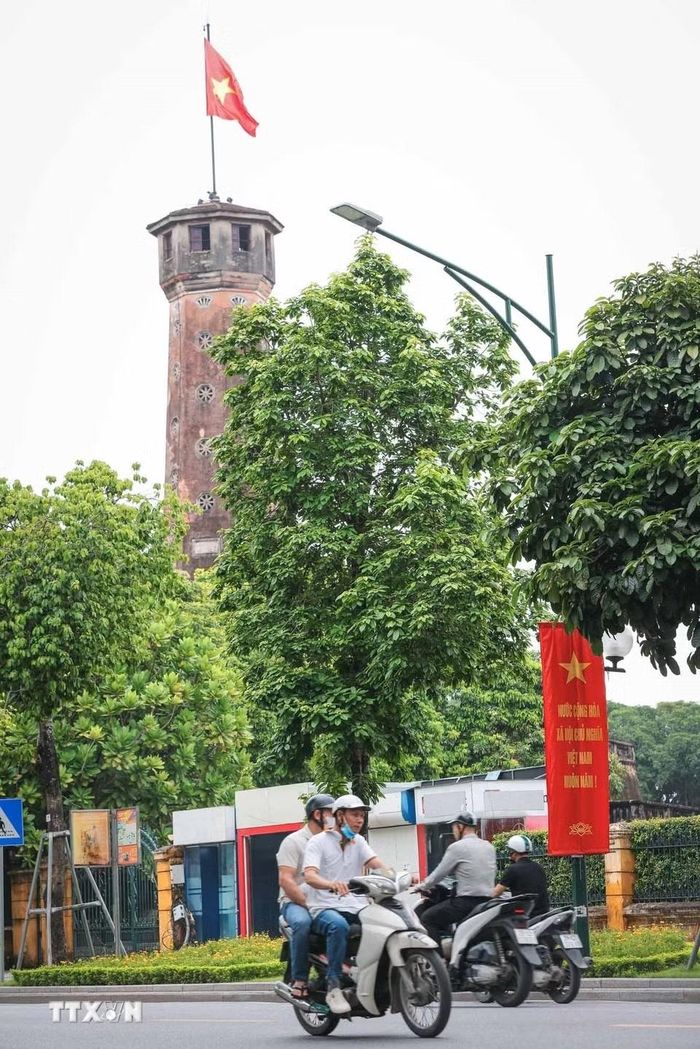 Băng rôn "Nước Cộng hoà xã hội Chủ nghĩa Việt Nam muôn năm" xuất hiện khắp các tuyến phố Hà Nội. (Ảnh: Hoàng Hiếu/TTXVN)