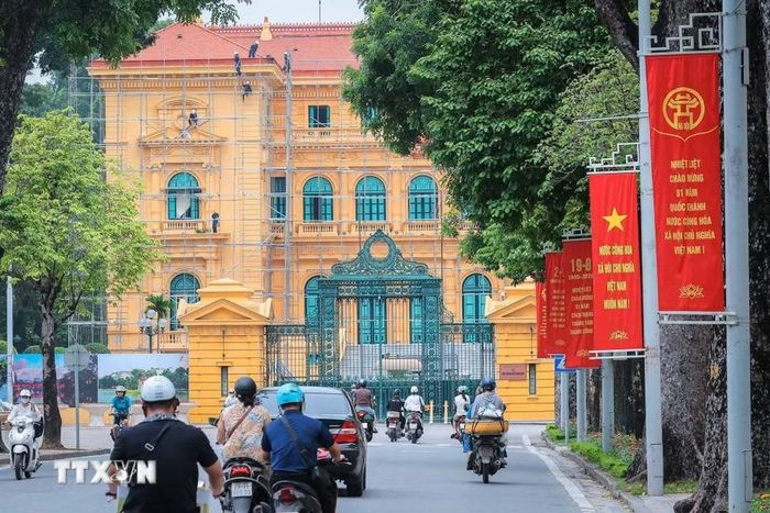 Băng rôn rực rỡ chào mừng 81 năm Cách mạng Tháng Tám thành công và Quốc khánh (2/9/1945-2/9/2026) trên đường Hoàng Văn Thụ. (Ảnh: Hoàng Hiếu/TTXVN)