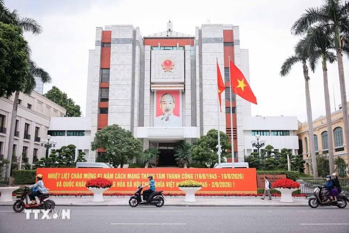 Băng rôn cỡ cực lớn được bố trí trước Trụ sở Hội đồng Nhân dân, Ủy ban Nhân dân Thành phố Hà Nội chào mừng kỷ niệm 81 năm Cách mạng Tháng Tám thành công (19/8/1945-19/8/2026) và Quốc khánh nước Cộng hòa xã hội chủ nghĩa Việt Nam (2/9/1945-2/9/2026). (Ảnh: Hoàng Hiếu/TTXVN)
