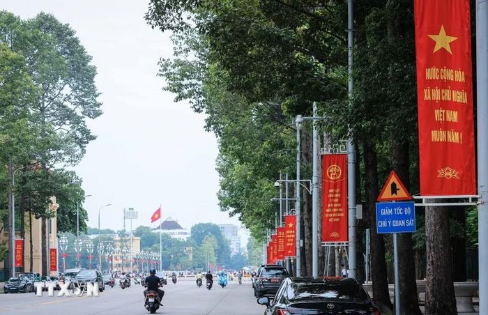 Đường Độc Lập rực rỡ băng rôn, cờ chào mừng 81 năm Cách mạng Tháng Tám thành công và Quốc khánh (2/9/1945-2/9/2026). (Ảnh: Hoàng Hiếu/TTXVN)