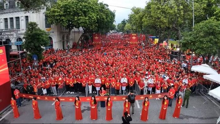 Đông đảo người dân tham gia chương trình "Cùng Việt Nam tiến bước 2025" tại điểm cầu hồ Hoàn Kiếm. (Ảnh: BND)