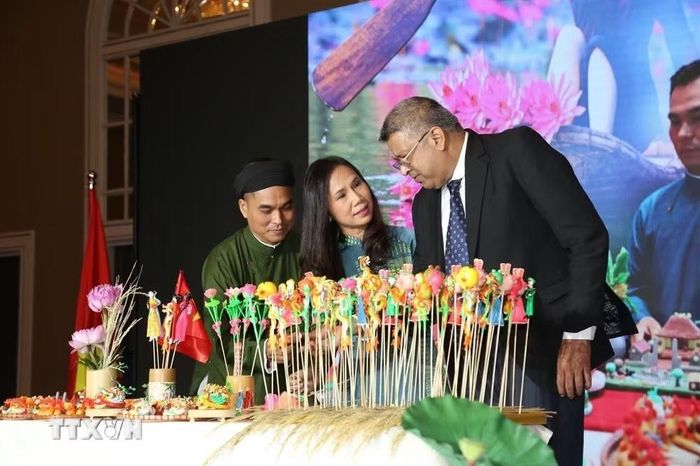 Nghệ nhân Việt Nam Đặng Đình Thường cùng Đại sứ Trịnh Thị Tâm và Bộ trưởng Tư pháp và Hòa giải Quốc gia Sri Lanka Harshana Nanayakkara bên các tác phẩm tò he. (Ảnh: TTXVN phát)