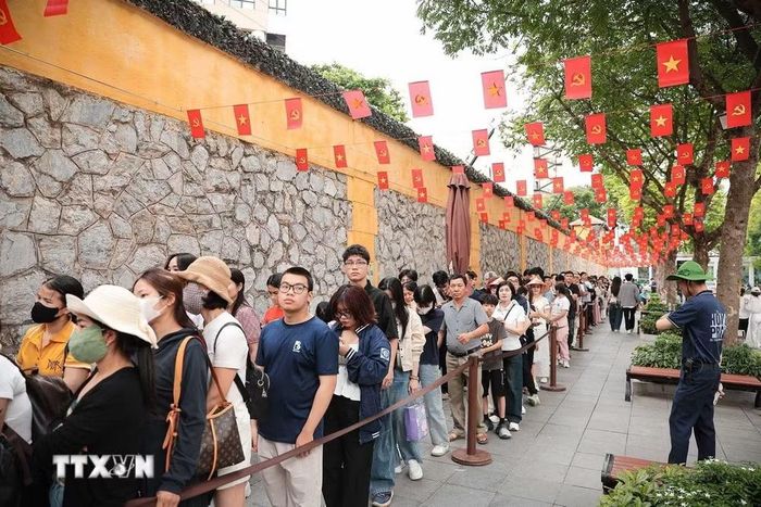 Dòng người xếp hàng dài vào tham quan di tích Nhà tù Hoả Lò. (Ảnh: Phạm Tuấn Anh/TTXVN)