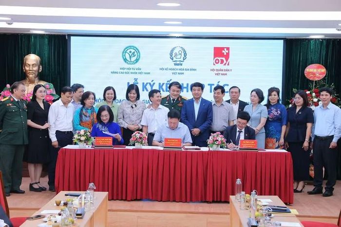 Ký kết hợp tác giữa các bên. (Ảnh: Minh Quyết/Vietnam+)