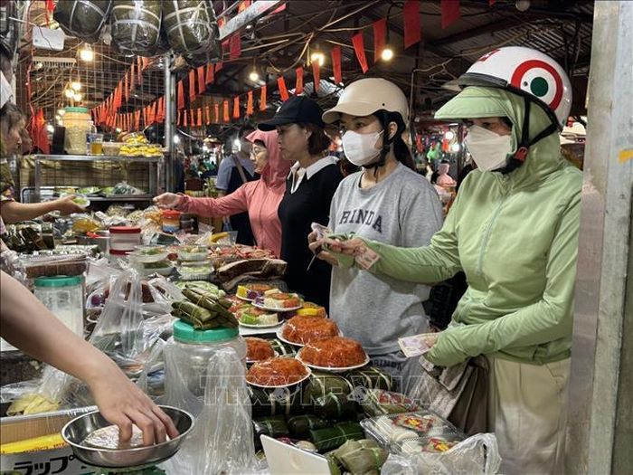 Thực phẩm chế biến sẵn thu hút đông người mua trong những ngày cận Rằm tháng Bảy.
