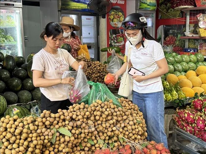 Người dân lựa chọn hoa quả tại một cửa hàng ở Hà Nội.