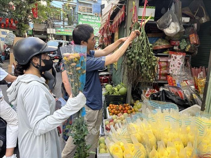 Hoa tươi và cau là những mặt hàng được người dân lựa chọn để chuẩn bị lễ Rằm tháng Bảy.