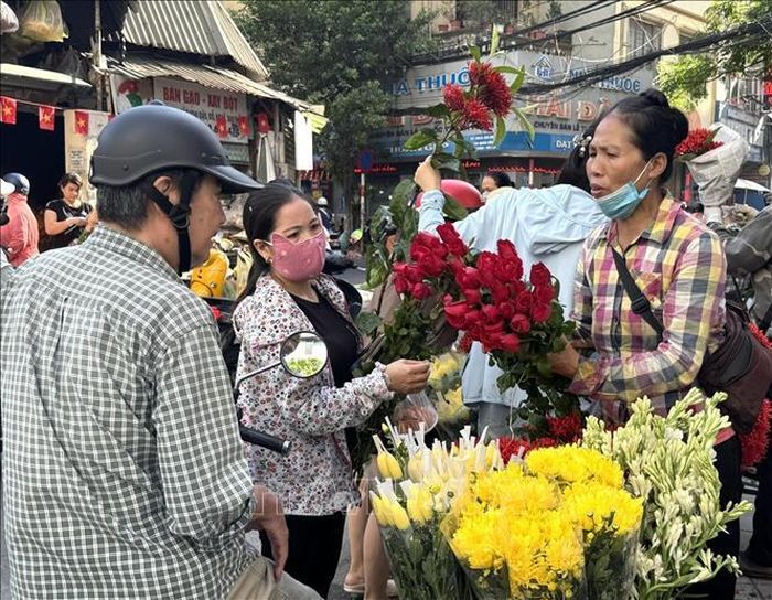 Người dân chọn mua hoa tươi phục vụ Rằm tháng Bảy.