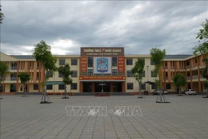 Trường THCS Lý Nhật Quang, xã Đô Lương, được địa phương đầu tư nguồn lực xây dựng cơ sở vật chất hiện đại, khang trang với đầy đủ các phòng chức năng phục vụ việc dạy học Chương trình phổ thông 2018. Ảnh: Bích Huệ/TTXVN