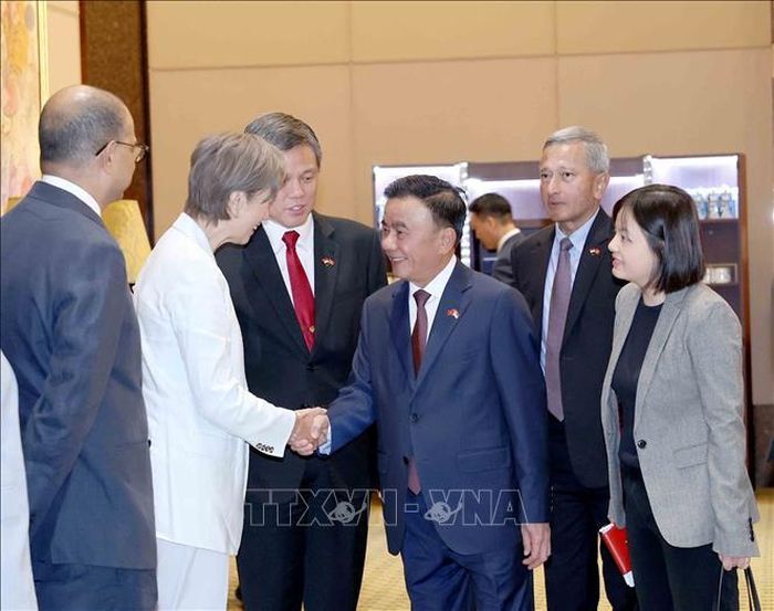Thường trực Ban Bí thư Trần Cẩm Tú với thành viên đoàn Singapore. Ảnh: Phương Hoa/TTXVN