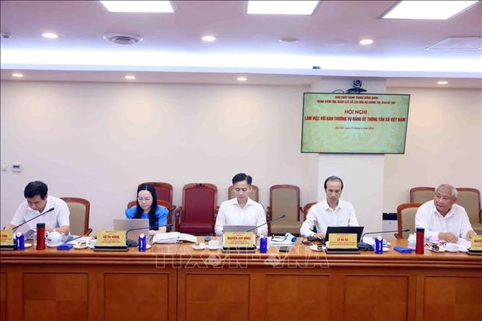 Các đồng chí trong Đoàn Kiểm tra, giám sát của Bộ Chính trị, Ban Bí thư làm việc với Ban Thường vụ Đảng ủy TTXVN. Ảnh: Phạm Kiên/TTXVN
