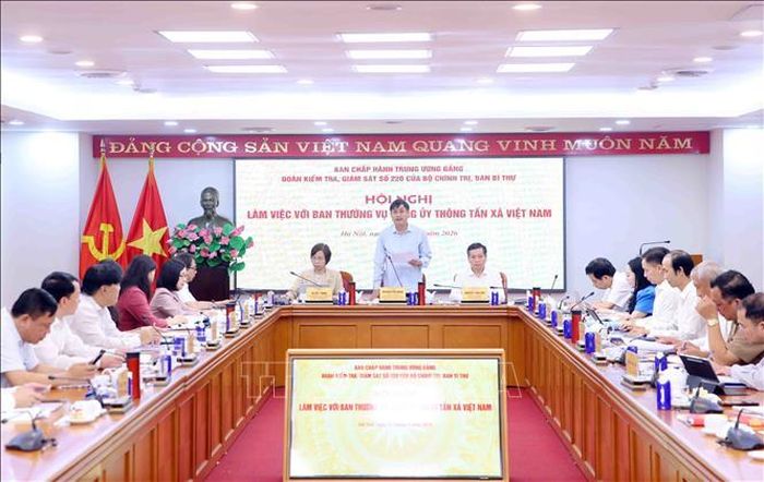 Đoàn Kiểm tra, giám sát số 220 của Bộ Chính trị, Ban Bí thư làm việc với Ban Thường vụ Đảng ủy Thông tấn xã Việt Nam. Ảnh: Phạm Kiên/TTXVN