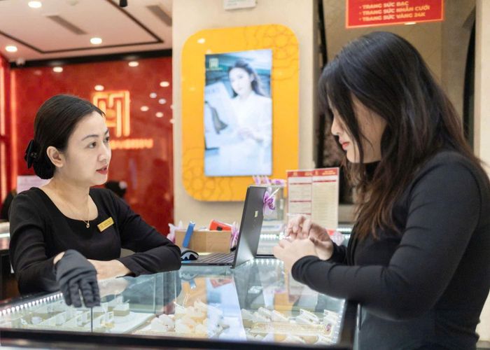 Sức mua tại một số cửa hàng vàng vẫn tăng dù giá vàng tiếp tục đi lên. Ảnh: Nguyễn Hoàng/Báo Tin tức và Dân tộc