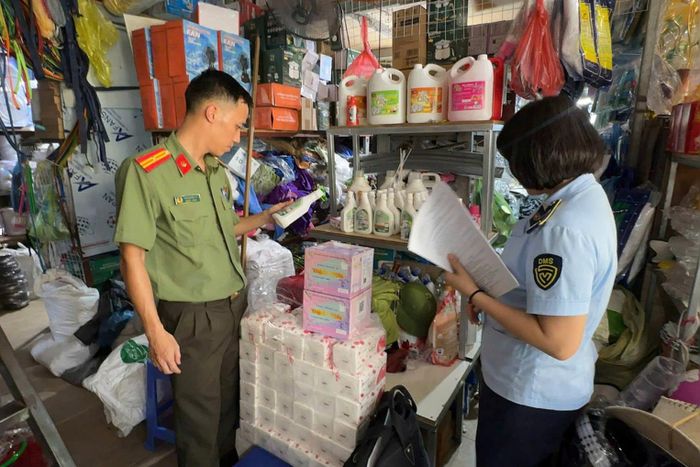 Lực lượng chức năng kiểm tra cơ sở, hàng hóa vi phạm trên địa bàn phường Phú Lương.