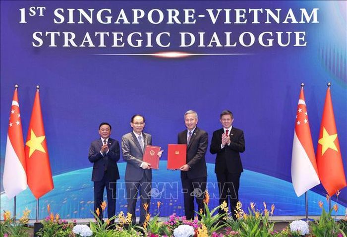 Uỷ viên Bộ Chính trị, Bộ trưởng Ngoại giao Lê Hoài Trung và Bộ trưởng Ngoại giao Singapore Vivian Balakrishnan trao Bản ghi nhớ hợp tác giữa hai Đảng. Ảnh: Phương Hoa /TTXVN