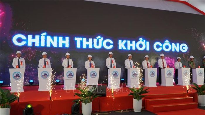 Các đại biểu thực hiện nghi thức khởi công dự án. Ảnh: Quốc Dũng/TTXVN