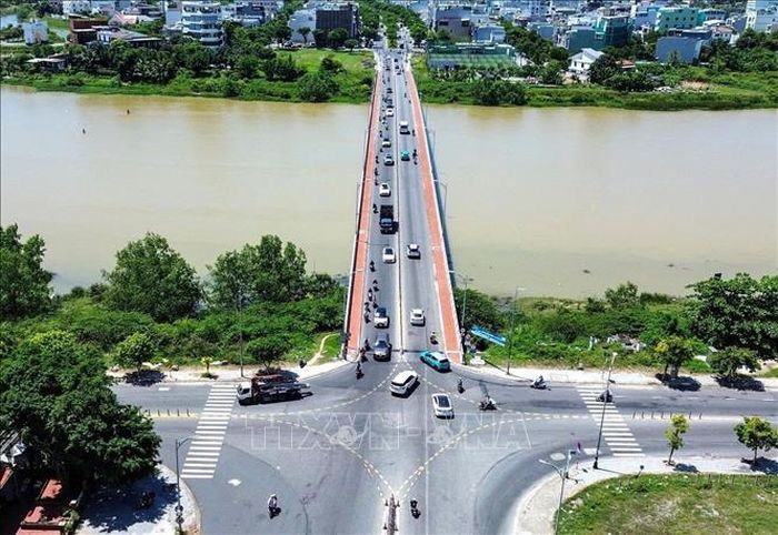Toàn cảnh cầu Hòa Xuân trước khi được mở rộng. Ảnh: Quốc Dũng/TTXVN
