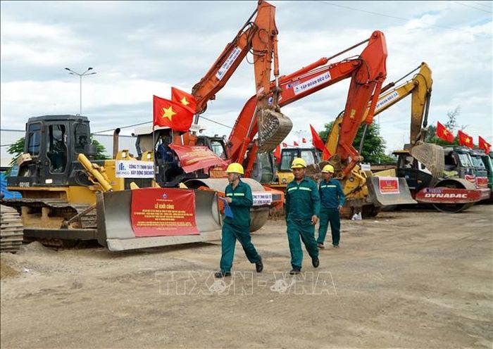 Các phương tiện, máy móc thi công được huy động, sẵn sàng phục vụ dự án. Ảnh: Quốc Dũng/TTXVN