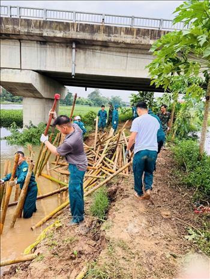 Khắc phục sự cố bờ tả kênh Kim Sơn (thôn Hưng Thịnh, xã Kẻ Sặt). Ảnh: TTXVN phát