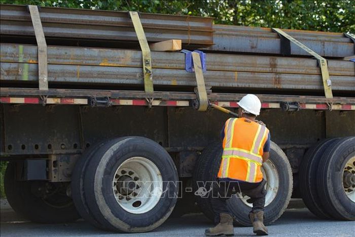 Các sản phẩm thép tại một cơ sở cung cấp thép ở Delta, British Columbia, Canada. Ảnh: THX/TTXVN phát
