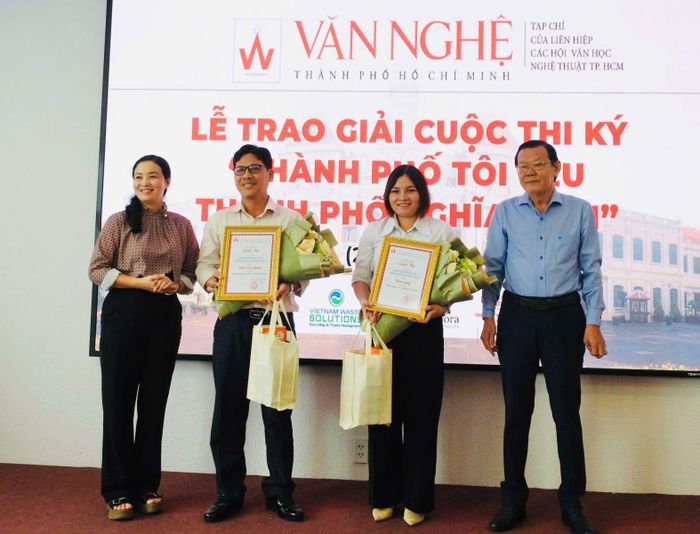 Ông Nguyễn Tấn Phong, Chủ tịch Hội Nhà báo TP Hồ Chí Minh (bìa phải) trao giải cho tác giả đoạt giải Ba.