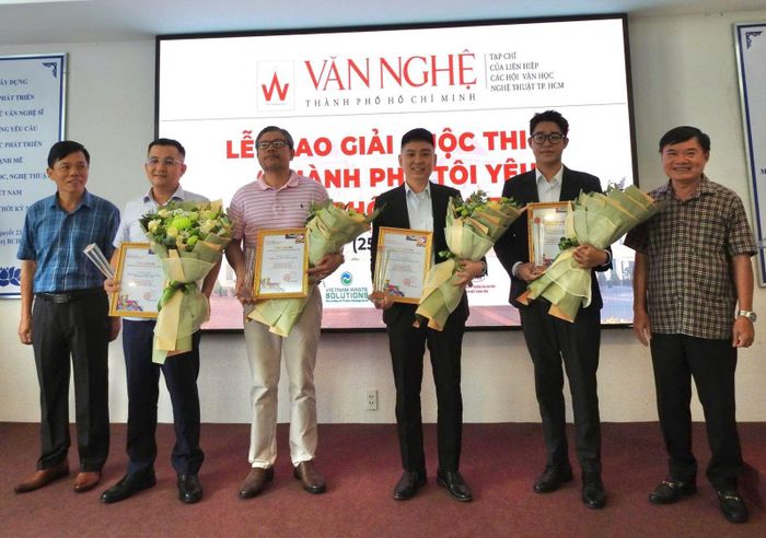 Ban tổ trao giải Khuyến khích cho các tác phẩm đạt giải cuộc thi ký “Thành phố tôi yêu, thành phố nghĩa tình”.
