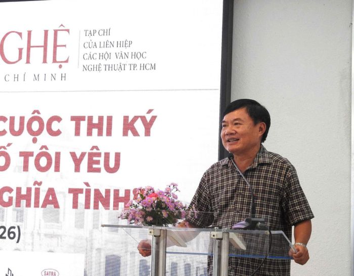 Ông Bùi Anh Tấn, Tổng Biên tập Tạp chí Văn nghệ TP Hồ Chí Minh phát động cuộc thi Thơ văn trẻ.