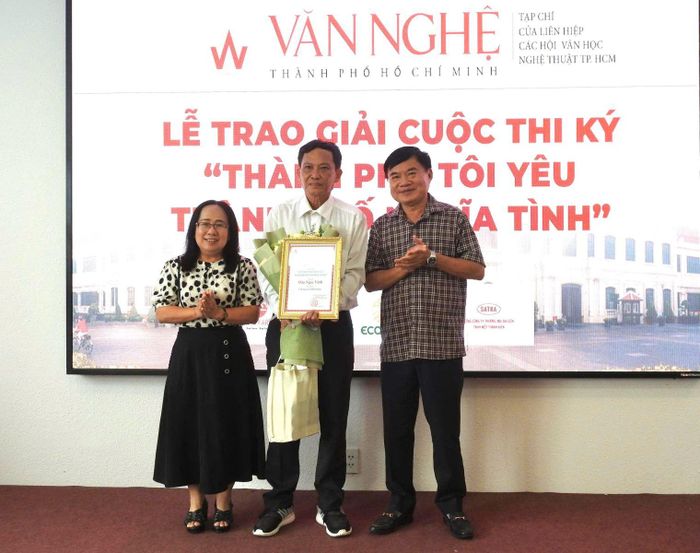 Ông Bùi Anh Tấn, Tổng Biên tập Tạp chí Văn nghệ TP Hồ Chí Minh và bà Đinh Thị Thanh Thủy, Phó Trưởng Ban Tuyên giáo và Dân vận Thành ủy TP Hồ Chí Minh trao giải Nhì cho tác giả đoạt giải.