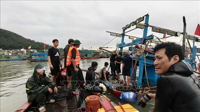 Khoảng 5 giờ sáng 25/8/2026, do ảnh hưởng của bão số 4, mưa lớn, sóng biển dâng cao khiến tàu cá TH-80559-TS của ngư dân Nguyễn Văn Tuấn (sinh năm 1996), trú tại tổ dân phố Nam Sơn, phường Nghi Sơn, bị đứt dây neo và chìm. Ảnh: TTXVN phát