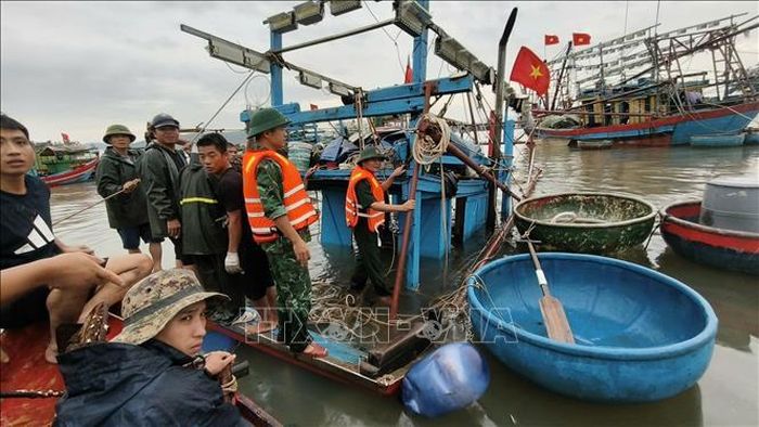 Bộ đội biên phòng cửa khẩu cảng Nghi Sơn cùng lực lượng chức năng, Tổ đoàn kết trên biển cùng chủ tàu và các ngư dân trong khu vực đã nhanh chóng có mặt tại hiện trường, phối hợp hỗ trợ trục vớt tài sản, đồng thời lai dắt phương tiện vào gần bờ để xử lý và khắc phục hậu quả. Ảnh: TTXVN phát