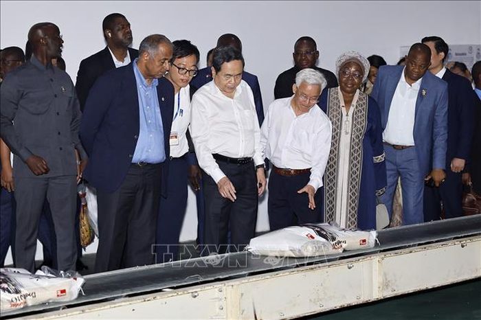 Chủ tịch Quốc hội Trần Thanh Mẫn và Chủ tịch Quốc hội Côte d’Ivoire Patrick Achi tham quan dây chuyền đóng gói, hoàn thiện sản phẩm tại Công ty Nông nghiệp công nghệ cao Trung An. Ảnh: Doãn Tấn/TTXVN