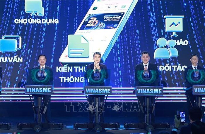 Thủ tướng Lê Minh Hưng và các đại biểu thực hiện nghi thức ra mắt nền tảng số của Hiệp hội Doanh nghiệp nhỏ và vừa Việt Nam. Ảnh: Dương Giang/TTXVN