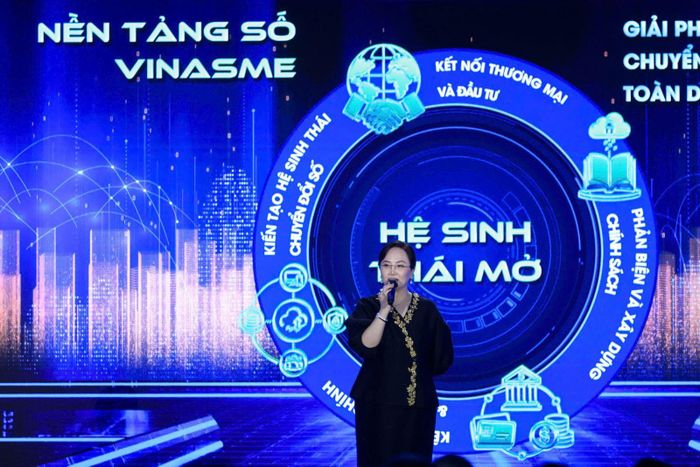 Bà Đặng Huỳnh Ức My - Phó Chủ tịch Hiệp hội Doanh nghiệp nhỏ và vừa, Chủ tịch AgriS, giới thiệu về nền tảng số VINASME.