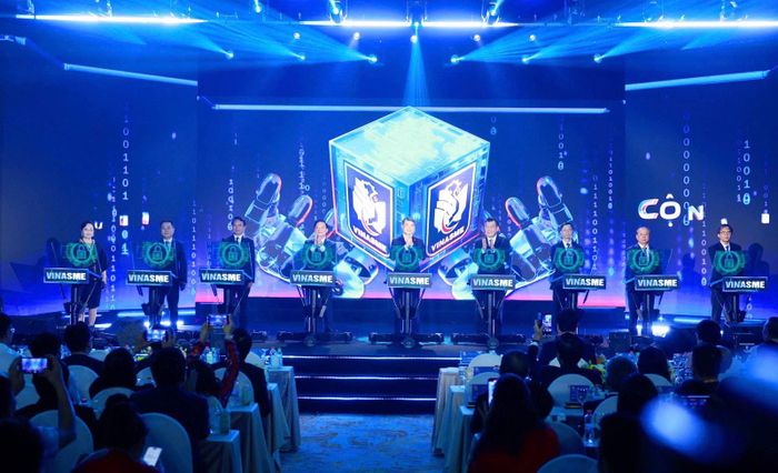 Thủ tướng Lê Minh Hưng và các đại biểu thực hiện nghi thức ra mắt nền tảng số của Hiệp hội Doanh nghiệp nhỏ và vừa Việt Nam. Ảnh: Dương Giang/TTXVN