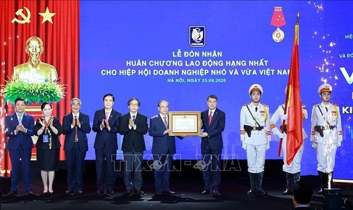 Thủ tướng Lê Minh Hưng trao Huân chương Lao động hạng Nhất cho Hiệp hội Doanh nghiệp nhỏ và vừa Việt Nam. Ảnh: Dương Giang/TTXVN
