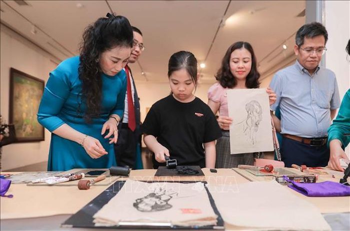 Trải nghiệm in ảnh nghệ thuật Bác Hồ thu hút đông đảo thiếu nhi tham gia, là hoạt động giáo dục ý nghĩa giúp lưu giữ hình ảnh vị lãnh tụ kính yêu. Ảnh: Phan Phương/TTXVN
