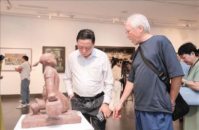 Hơn 50 tác phẩm tiêu biểu thuộc nhiều thể loại và chất liệu khác nhau như sơn dầu, sơn mài, lụa, bột màu, chì…Ảnh: Phan Phương/TTXVN
