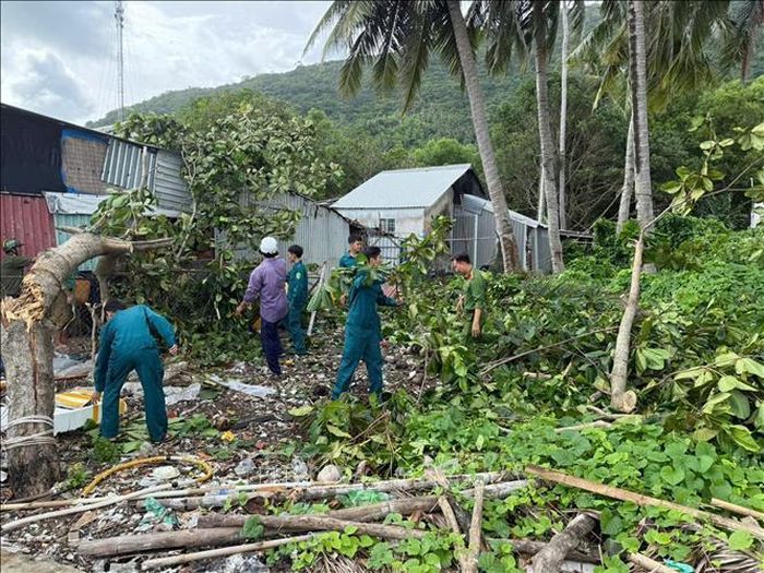 Cán bộ, chiến sĩ Ban Chỉ huy Quân sự đặc khu Kiên Hải hỗ trợ người dân khắc phục ảnh hưởng, thiệt hại do bão số 4. Ảnh: TTXVN phát