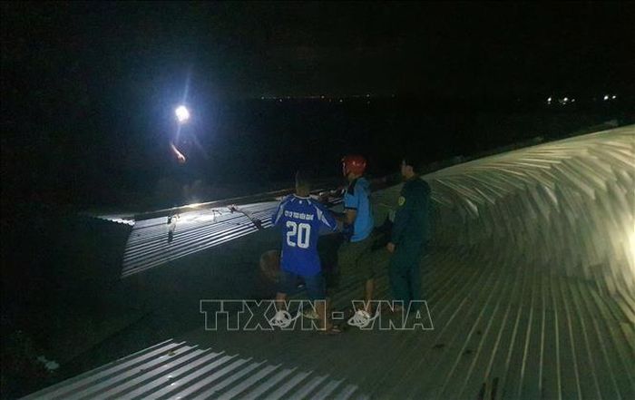 Cán bộ, chiến sĩ Ban Chỉ huy Quân sự đặc khu Kiên Hải hỗ trợ người dân khắc phục ảnh hưởng, thiệt hại do bão số 4. Ảnh: TTXVN phát