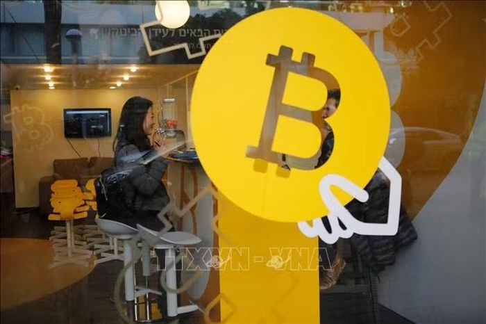 Người dân mua bitcoin tại phòng giao dịch ở Tel Aviv, Israel. Ảnh: THX/TTXVN phát