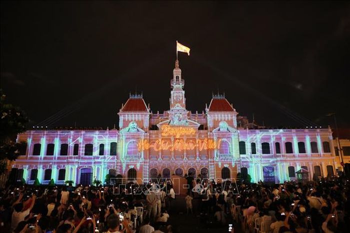 Ba tác phẩm 3D mapping gồm “Âm vang Đại Việt”, “Nửa thế kỷ tự hào - Nhịp đập Sài Gòn” và “Kỷ nguyên vươn mình” được trình chiếu trên nền kiến trúc mặt tiền trụ sở UBND TP. Hồ Chí Minh. Ảnh: Hồng Đạt/TTXVN