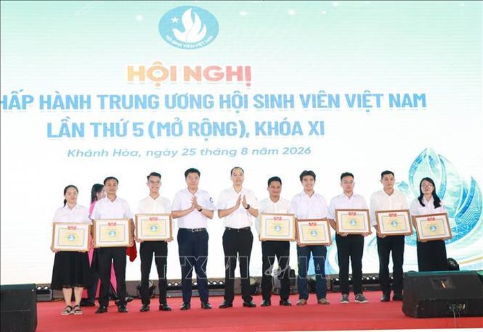 Ban tổ chức tặng Bằng khen cho các tổ chức Hội có thành tích xuất sắc trong công tác Hội và phong trào sinh viên năm học 2025 – 2026.