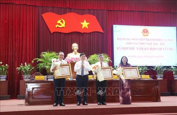 Tặng Bằng khen của Thủ tướng Chính phủ cho các tập thể và cá nhân của thành phố Cần Thơ đã có thành tích xuất sắc trong công tác bầu cử đại biểu QH khóa XVI và đại biểu HĐND các cấp, nhiệm kỳ 2026-2031.