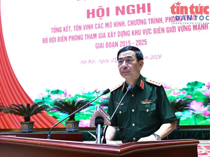 Đại tướng Phan Văn Giang, Ủy viên Bộ Chính trị, Phó Thủ tướng Chính phủ, Phó Bí thư Quân ủy Trung ương, Bộ trưởng Bộ Quốc phòng phát biểu chỉ đạo hội nghị.