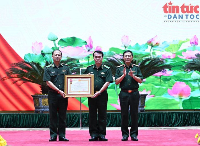 Đại tướng Phan Văn Giang, Ủy viên Bộ Chính trị, Phó Thủ tướng Chính phủ, Phó Bí thư Quân ủy Trung ương, Bộ trưởng Bộ Quốc phòng trao tặng Huân chương Lao động hạng Nhất cho BTL Bộ đội Biên phòng vì có thành tích xuất sắc trong tổ chức Chương trình “Xuân Biên phòng ấm lòng dân bản”.