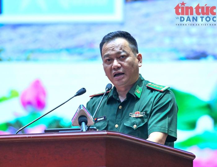 Đại tá Trương Minh Đức, Chỉ huy trưởng Ban Chỉ huy Bộ đội Biên phòng Lai Châu báo cáo tham luận tại hội nghị về mô hình chuyển đổi số khu vực biên giới.