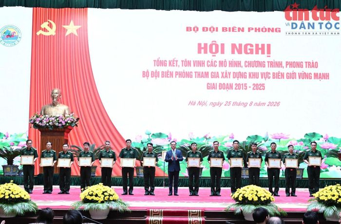Đồng chí Nguyễn Đình Khang, Bộ trưởng Bộ Dân tộc và Tôn giáo trao tặng Bằng khen của Bộ Dân tộc và Tôn giáo cho các tập thể, cá nhân.