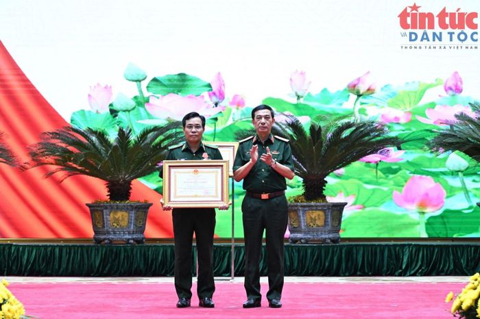 Đại tướng Phan Văn Giang, Ủy viên Bộ Chính trị, Phó Thủ tướng Chính phủ, Phó Bí thư Quân ủy Trung ương, Bộ trưởng Bộ Quốc phòng trao tặng Huân chương Lao động hạng Ba cho đồng chí Thiếu tướng Vũ Quốc Ân, Phó Chính ủy Bộ đội Biên phòng.