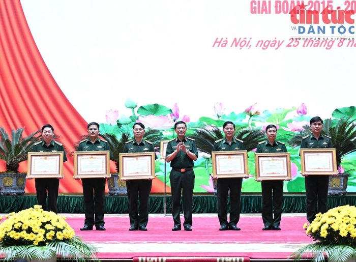 Đại tướng Phan Văn Giang, Ủy viên Bộ Chính trị, Phó Thủ tướng Chính phủ, Phó Bí thư Quân ủy Trung ương, Bộ trưởng Bộ Quốc phòng trao tặng Bằng khen của Thủ tướng Chính phủ cho các tập thể, cá nhân.