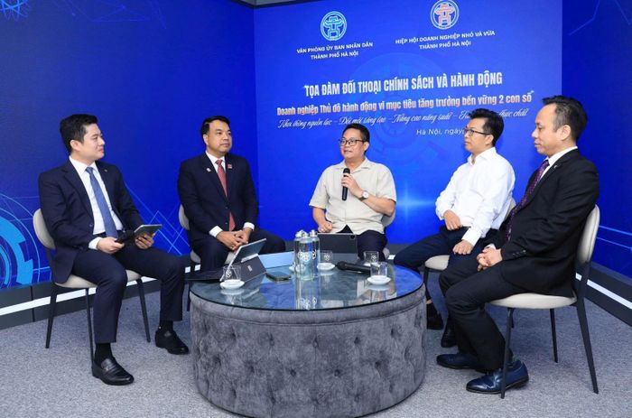 Các chuyên gia chia sẻ với doanh nghiệp vừa và nhỏ tại tọa đàm.